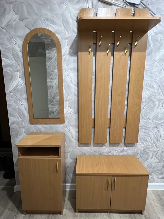 Прихожая (вешалка, зеркало, тумбы) в хорошем состоянии