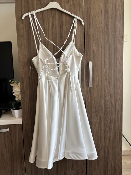 Чисто нова бяла рокля