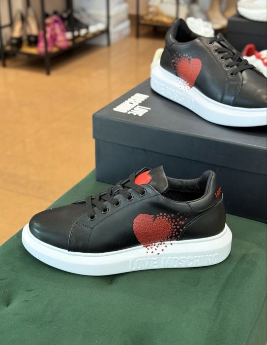 Оригинални дамски сникърси  Love Moschino намалени