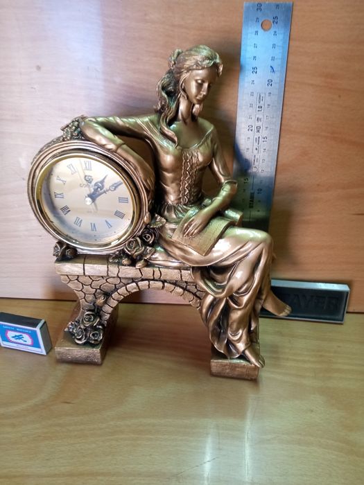 Статуэтка девушка с книгой