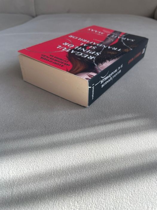 Regatul spinilor si al trandafirilor, paperback

Carte