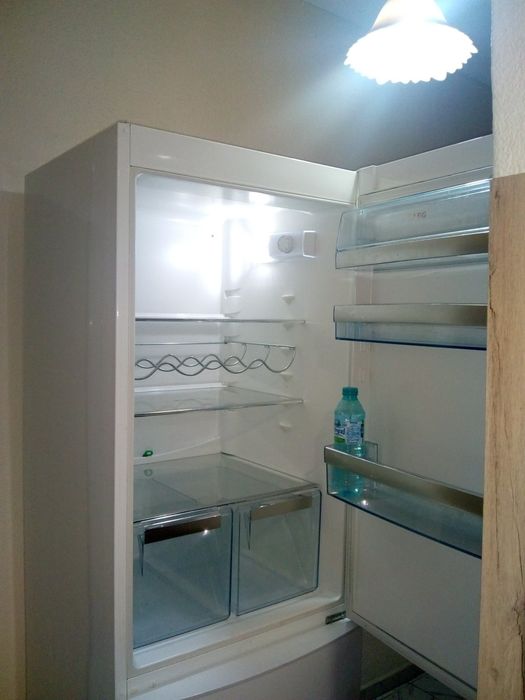 Хладилник AЕG с отделен фризер