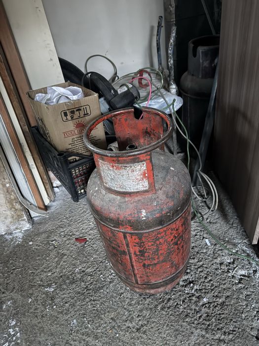 Продам 2 газ балона