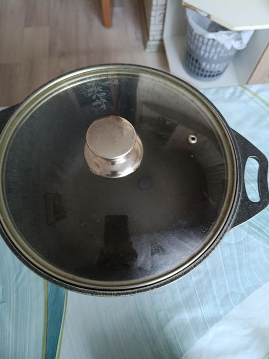 Продаю кастрюлю нормально состояние