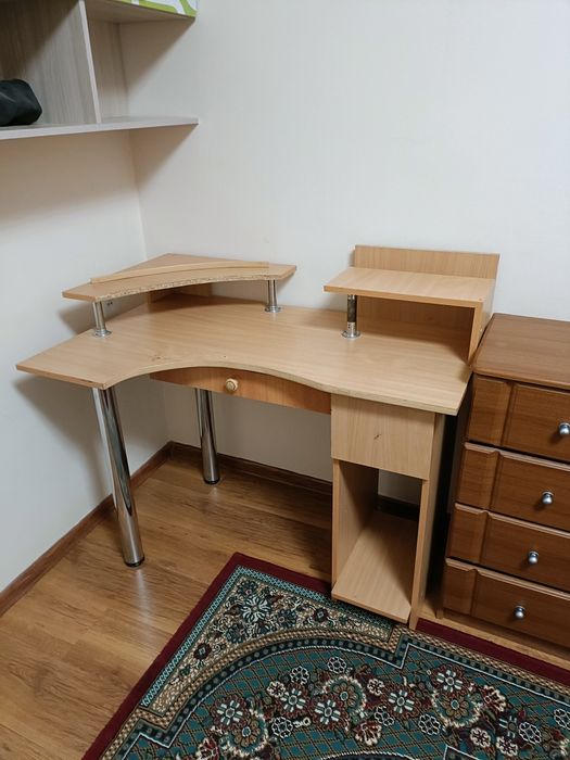 Компьютер стол и комод.