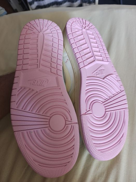 Air Jordan 1 Low x Travis Scott „Shy Pink” cu Swoosh inversat roz pal. Sunt 1.1 de înaltă calitate și materiale exact la fel ei sunt noi numărul 42,5