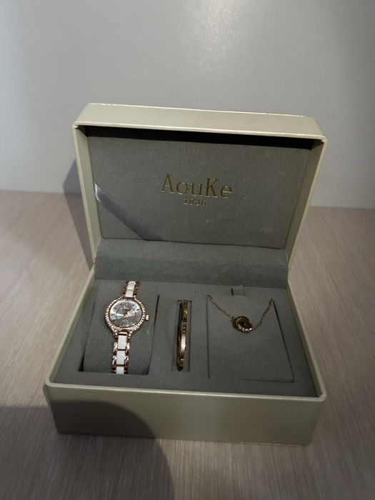 Женский часы красивый