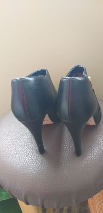 Обувки с висок ток