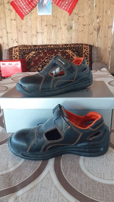 Pantofi de protectie tip sanda si pantofi obisnuiti