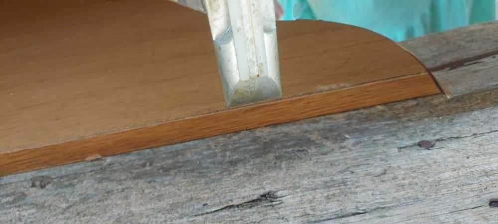 Шкаф - витрина за стена