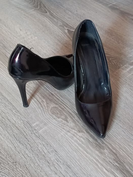 Vând pantofi stiletto