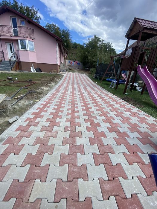 Montăm pavaj pentru curți,alei,parcări,etc.
