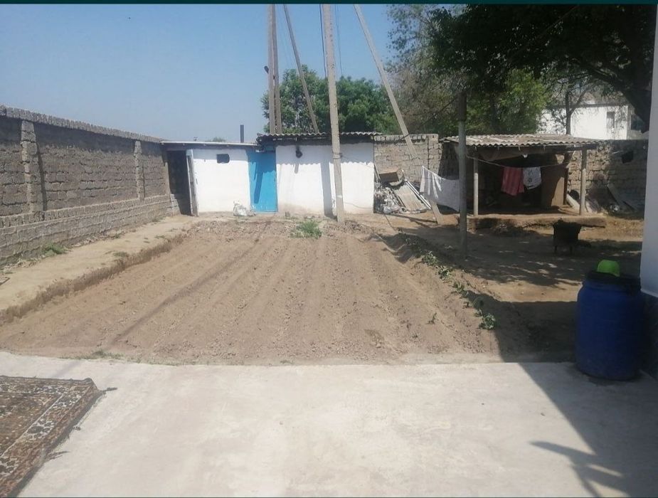 Uy sotiladi. Sirdaryo tumani Sholikor MFY Maktab yonida