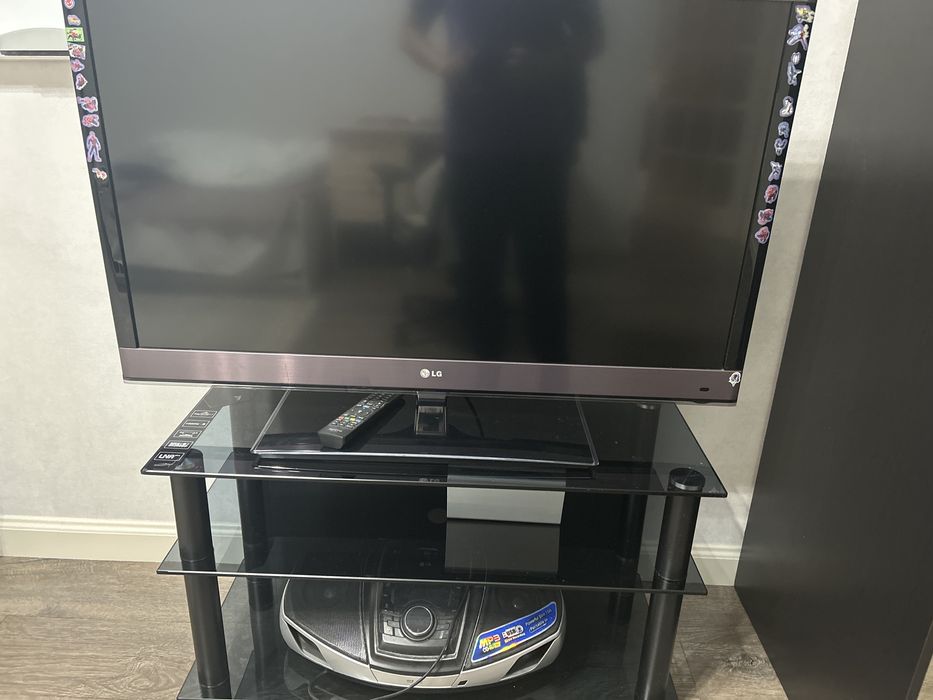 Продам стол , телевизор , тумба под столом