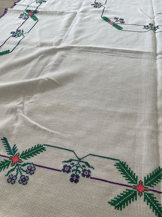 Față de masă tradițională cusută manual pe etamină – 135 × 222 cm + ștergar cadou
