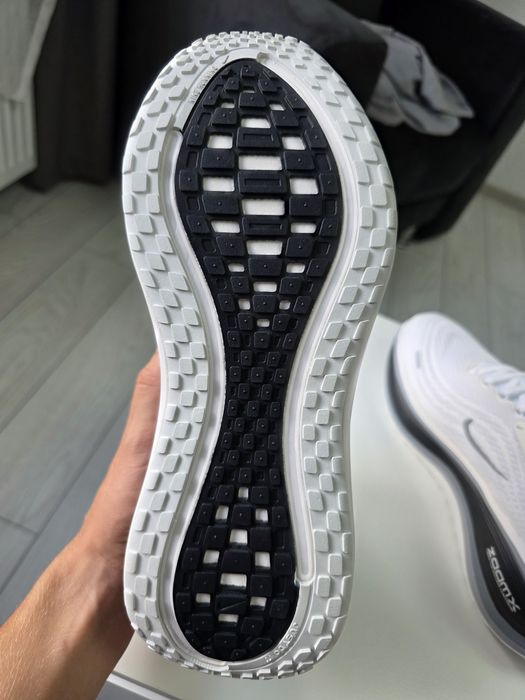 Nike Vomero Plus – Mărimea 42 | Noi, nepurtați