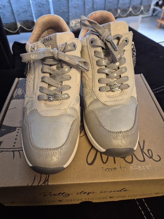 Продавам маратонки Anekke