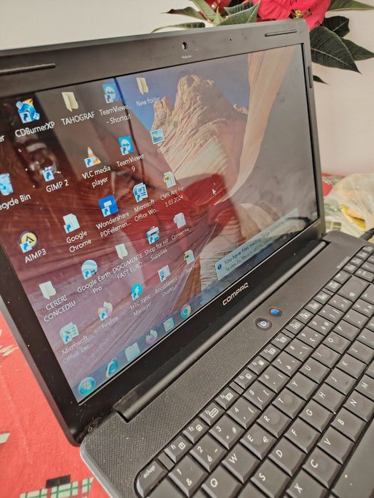Laptop Compaq negru cu gri