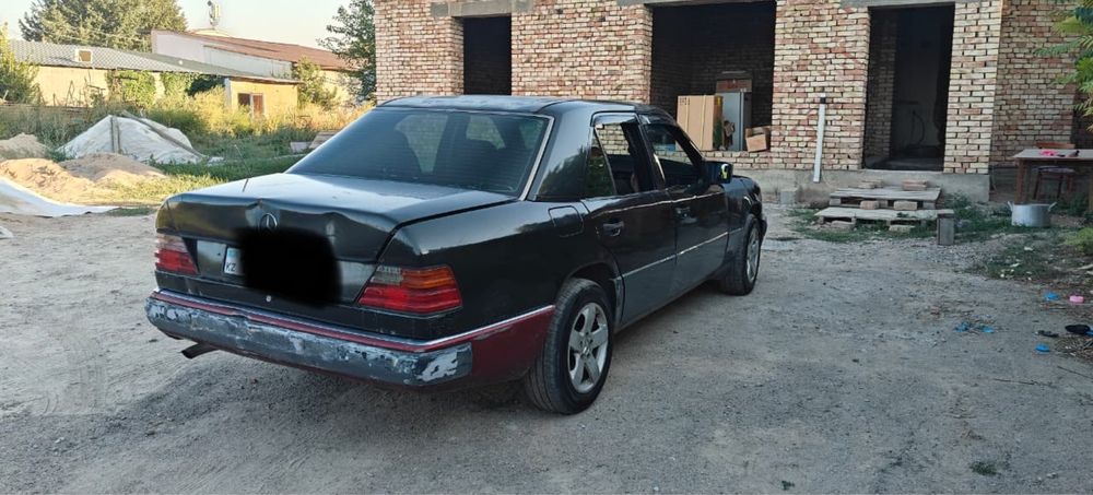 Продам машину мерседес е 320 124