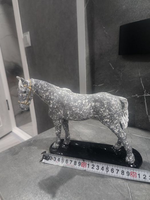 Статуэтки Лошадей новые в подарок !