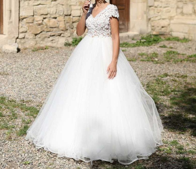 Vand rochie de mireasa tip printesa, marimea S, usoara (cerc si voal)
