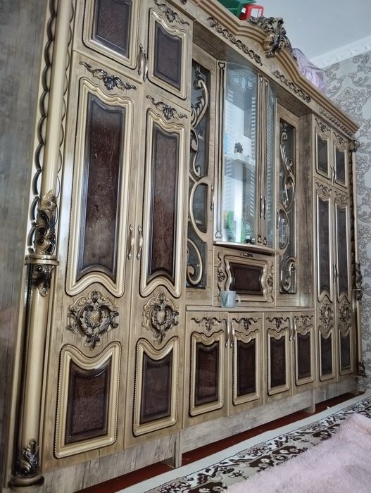 Shkaf stinka garnitur mebel sotiladi