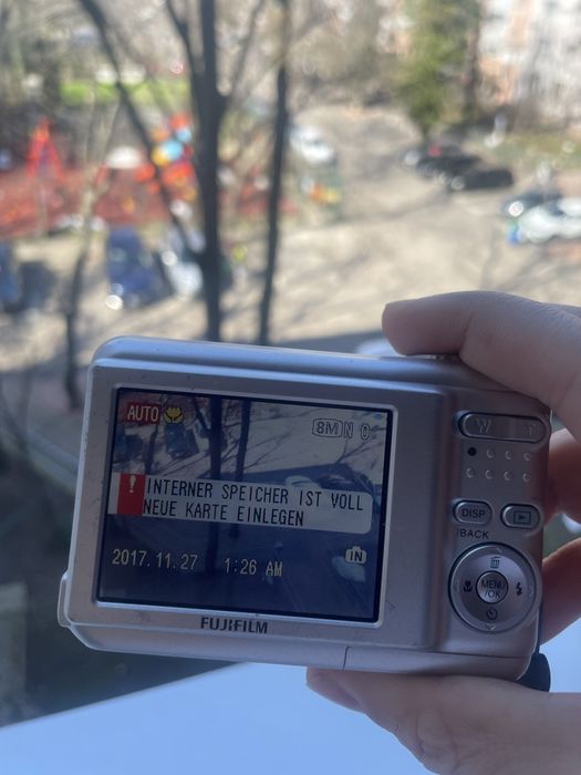 Vând aparat foto compact Fujifilm de 8.1 mp poze/filmare hd