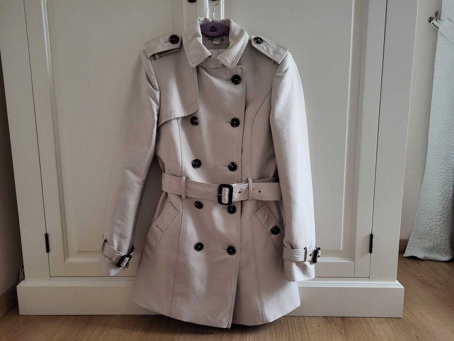 Trench scurt cu cordon și epoleți ZARA