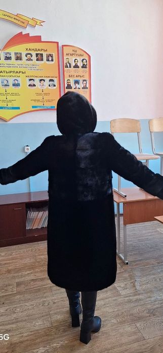 Норкавая шуба с капюшоном.