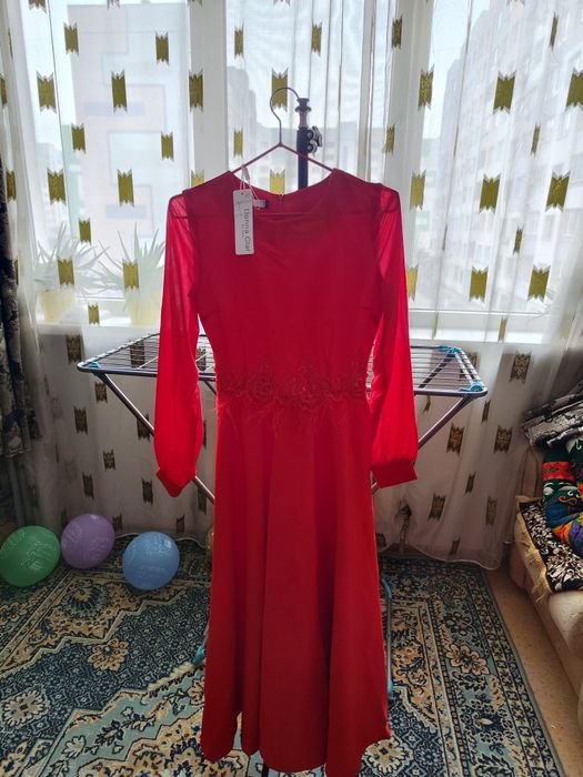 Продам платья 2 новые и 2 один раз одевала