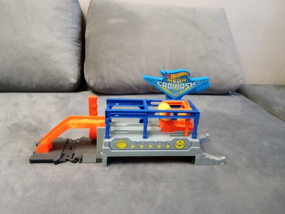 4 Разных игрушек hot wheels,хотвилс