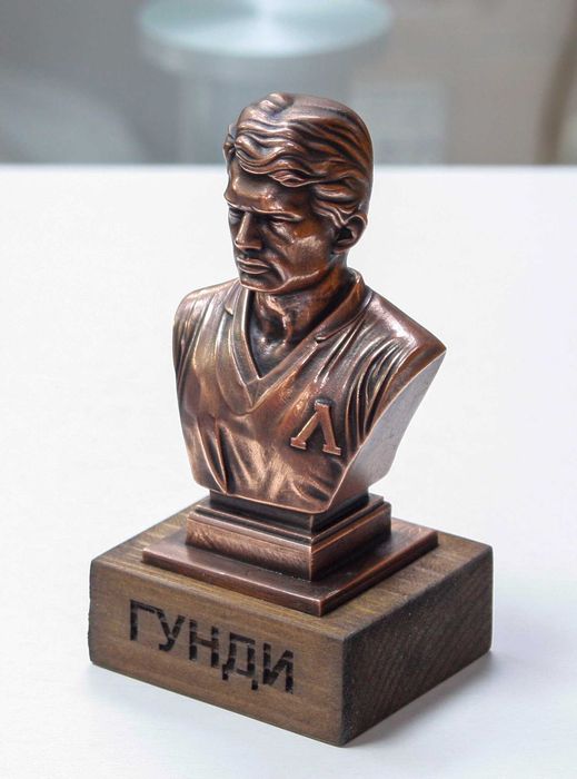 Статуетка- бюст на "Георги Аспарухов-ГУНДИ".Медна галванопластика.
