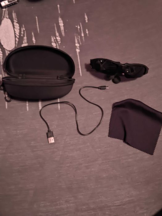 Очила с вградени слушалки и зарядно