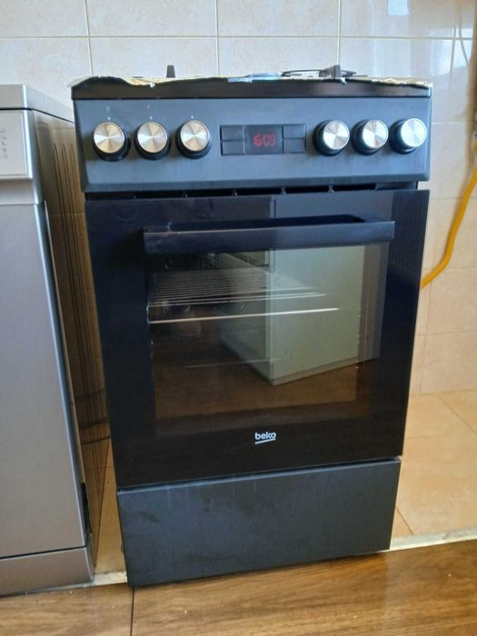 Aragaz beko cu cuptor electric si aprindere electronică