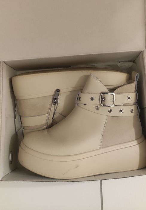 Vând  Botine  piele naturală crem