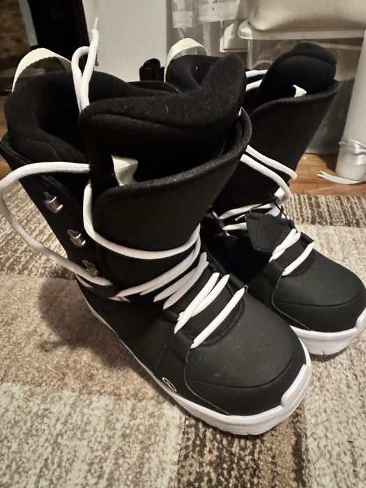 Se vinde doua placi snowboard