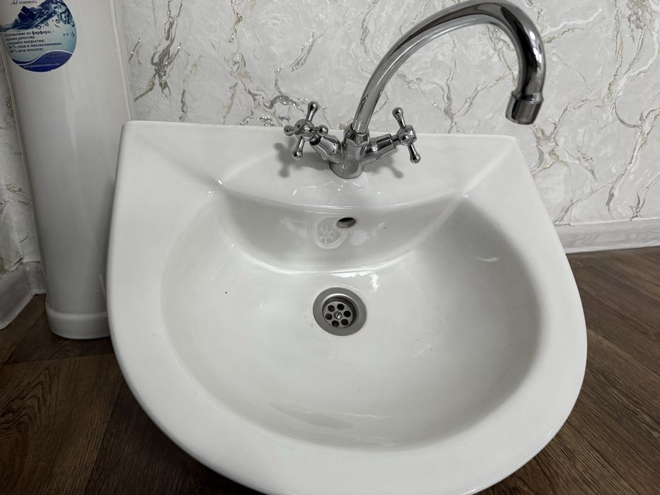 Раковина, смеситель, шлангы