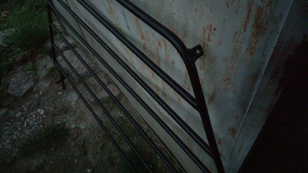 Продавам преграда за куче или багаж.Решетка,разделителна пътници-товар