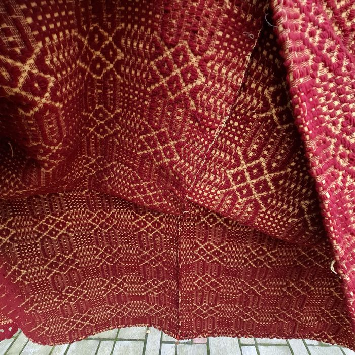 Cuvertura din lână,  țesută la război,  cu broderie croșetată