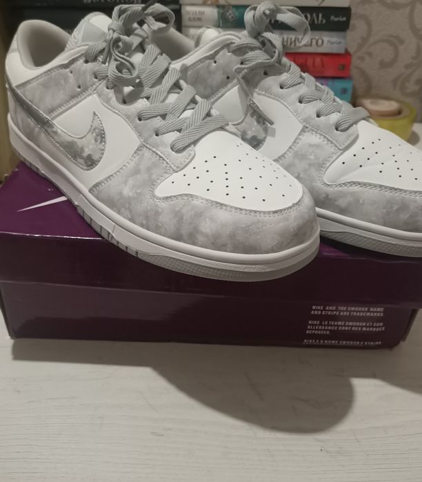 Nike dunk low серо-белой расцветки