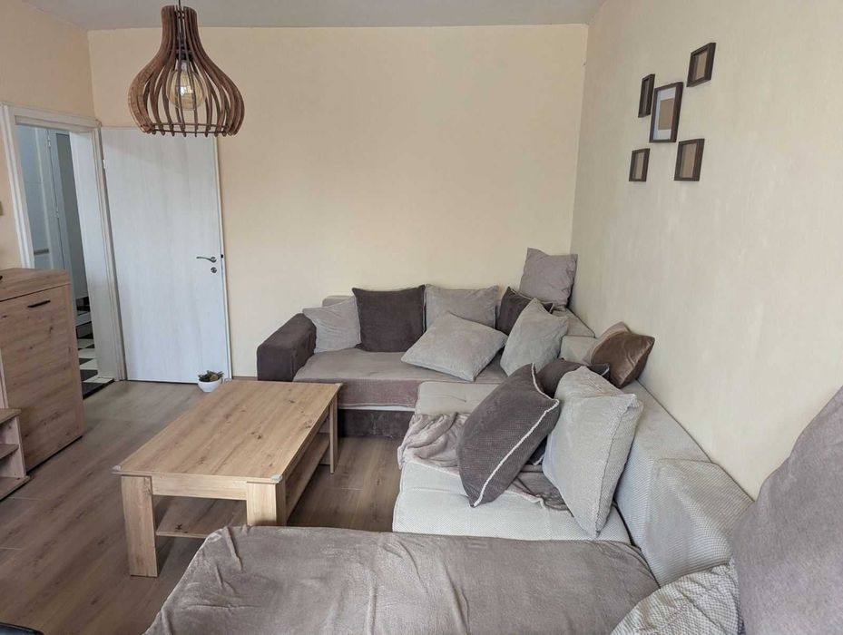 Диван, холна гарнитура, много удобна и стилна, в супер състояние с много възглавници.