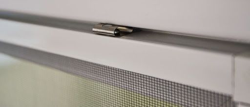 Москитные сетки внутренняя просто вкладывается в раму окна