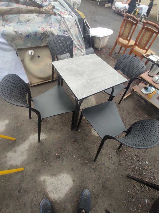 stol stull kafega darvoz xonaga