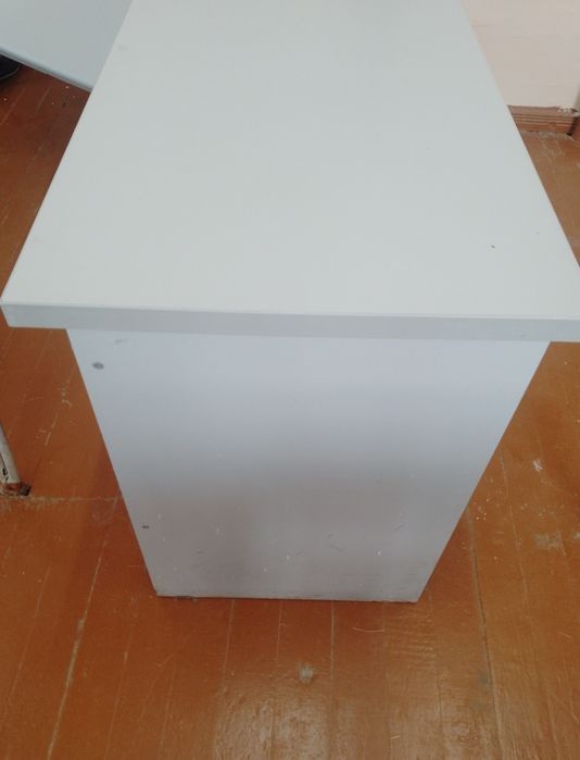 Sotiladi srochno arzon narxda.Parta va stul