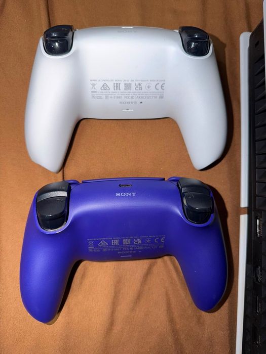 Playstation 5, doua manete