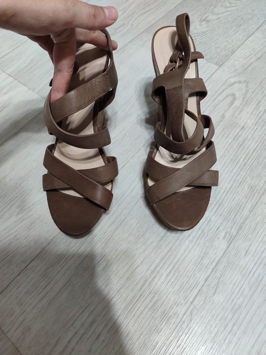 Кожаные босоножки 39 рр