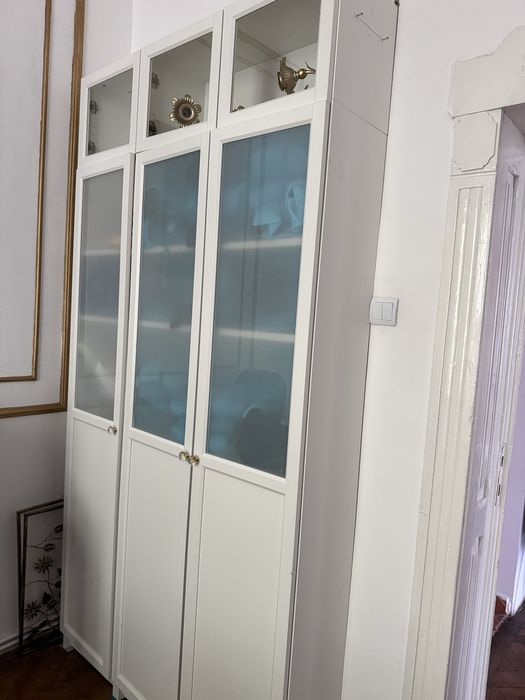 Vând bibliotecă IKEA BILLY albă uși din sticlă