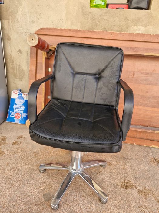 Кожаные кресло для салона