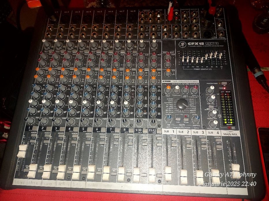 Se vinde mixer CFX12MKII si boxe EUROLIVEB215A BBEHRINGER