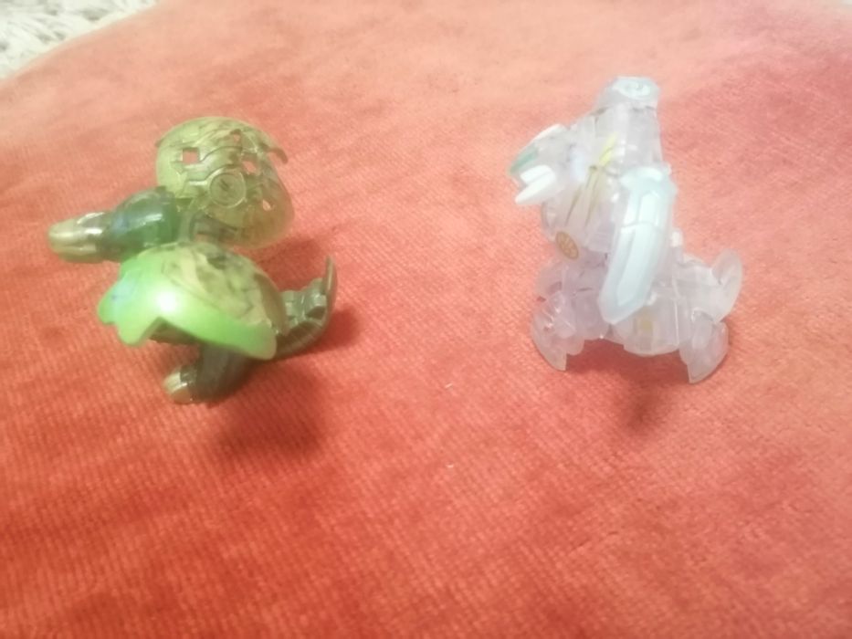 Бакуган Зелен Дракон и бял Дракон в кутия